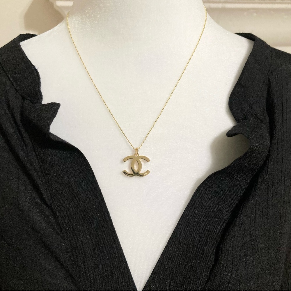 CHANEL Charm and 18k Gold Necklace CC Gold Holiday 2023 - Picture 3 of 9